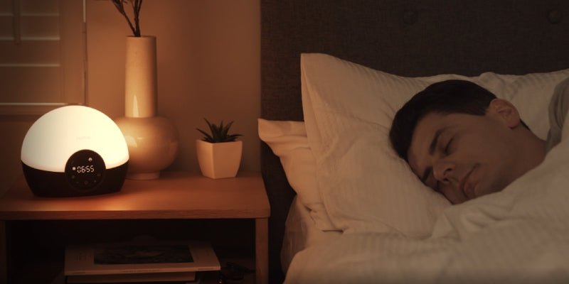 Waarom opstaan in het donker zo lastig is (en hoe een lichtwekker je kan helpen)