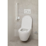 SecuCare toiletbeugel verticaal opgeklapt naast toilet met beige tegels