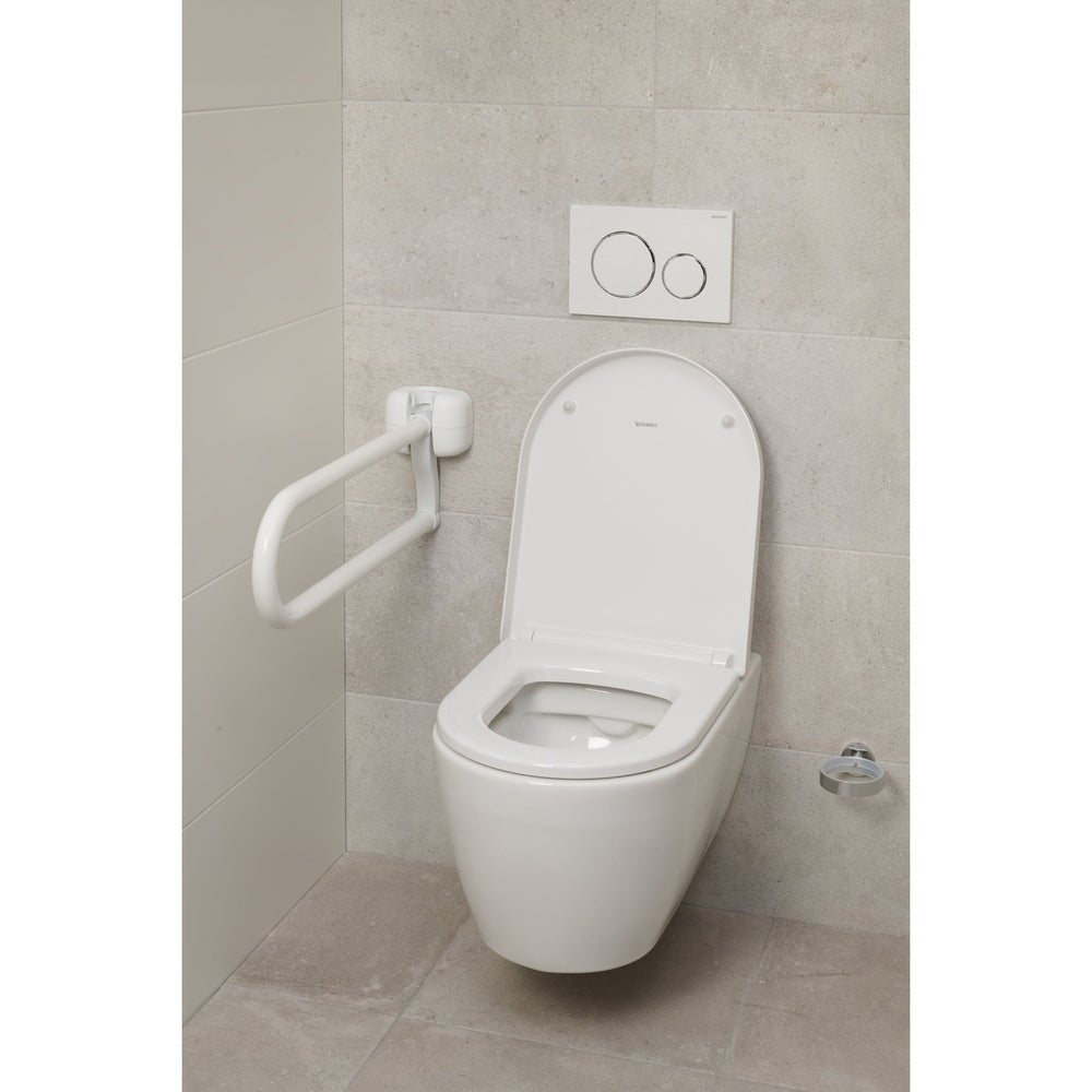 Opgeklapte SecuCare toiletsteun gemonteerd naast toilet in badkamer