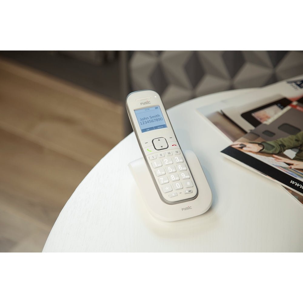 witte Fysic FX-9000 seniorentelefoon met verlichte display en grote toetsen op tafel