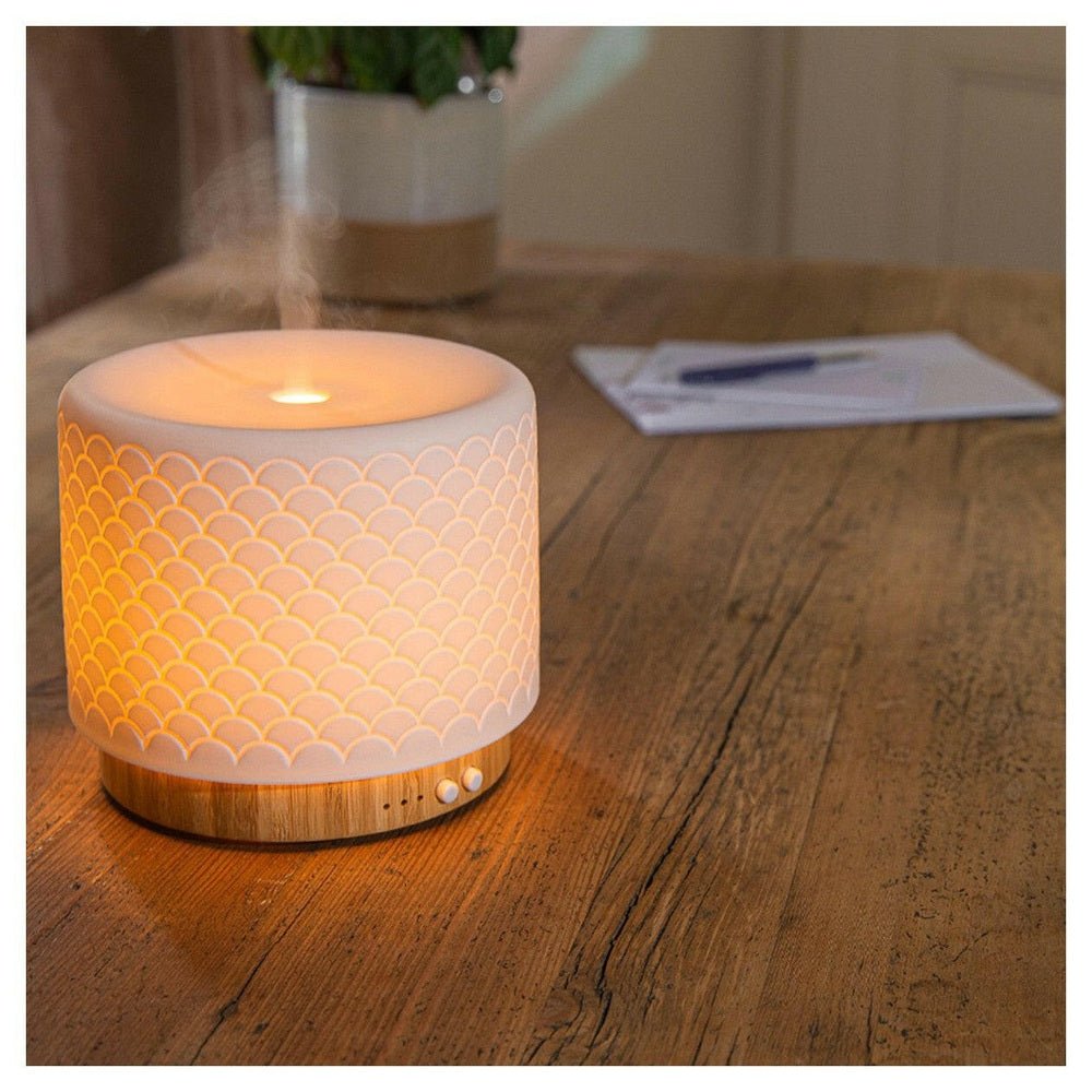 Lanaform Moya aroma diffuser op tafel met zichtbare nevel en warm licht