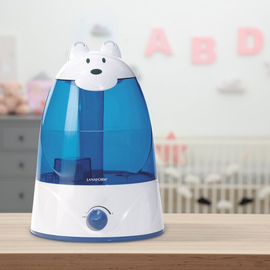 Lanaform Charly luchtbevochtiger op houten nachtkastje in kinderkamer, transparant waterreservoir zichtbaar