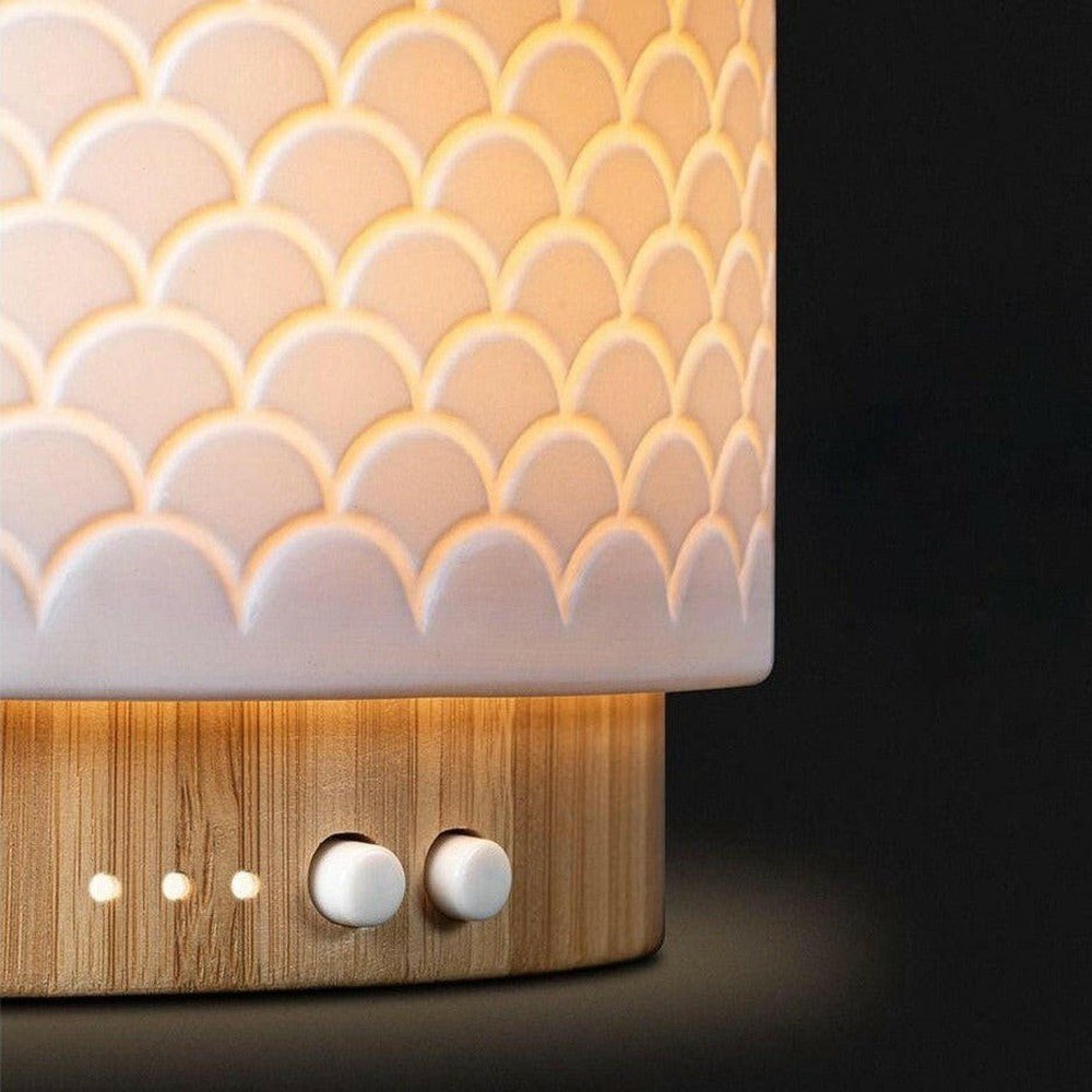 Close-up Lanaform Moya aroma diffuser met keramisch schubpatroon, bamboe basis en LED-indicatoren