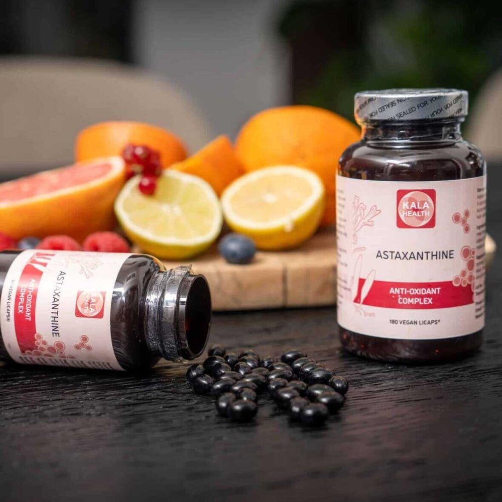 Kala Health Astaxanthine vegan capsules fles met fruit en open capsules