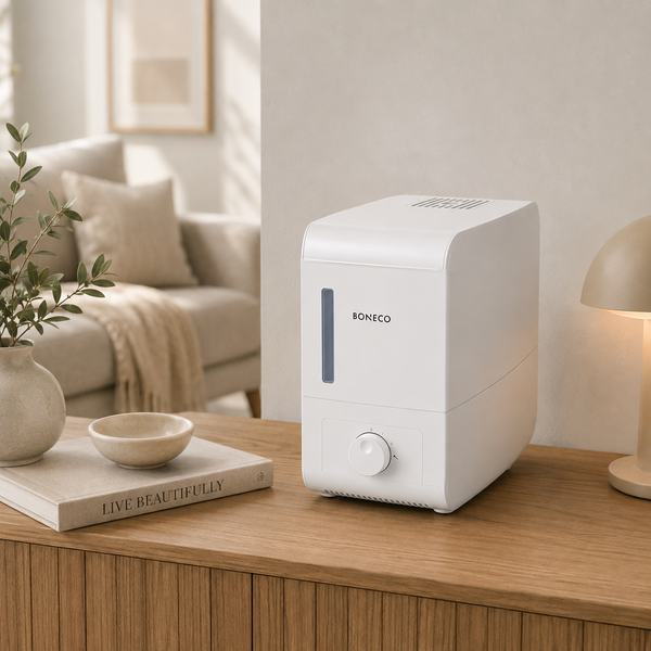 Boneco S200 witte stoombevochtiger met waterindicator en draaiknop op houten meubel