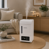 Boneco S250 stoombevochtiger wit met LED-display en touch-bediening op houten tafel