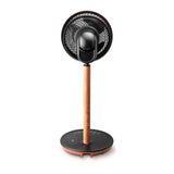 Moderne vloerventilator met houten basis, zwart frame en minimalistisch ontwerp
