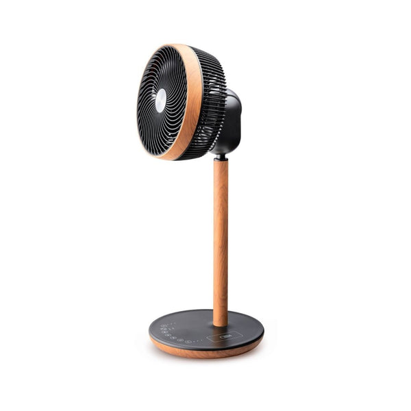 Zwarte vloerventilator met houten accenten en ingedrukte bedieningsknoppen