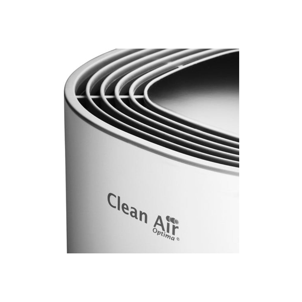 Close-up bovenkant Clean Air Optima luchtreiniger met ventilatiegaten en logo