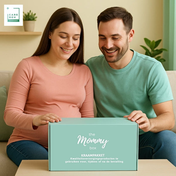 Kraampakket - de Mommy Box compleet - sfeerfoto - jong stel met de Careboxcompany Mommybox in de huiskamer -Shopvoorgezondheid