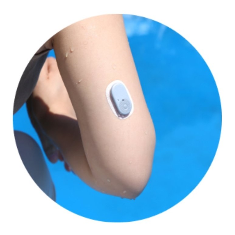 Waterdichte CareSens Air glucosesensor bevestigd aan onderarm in zwembad