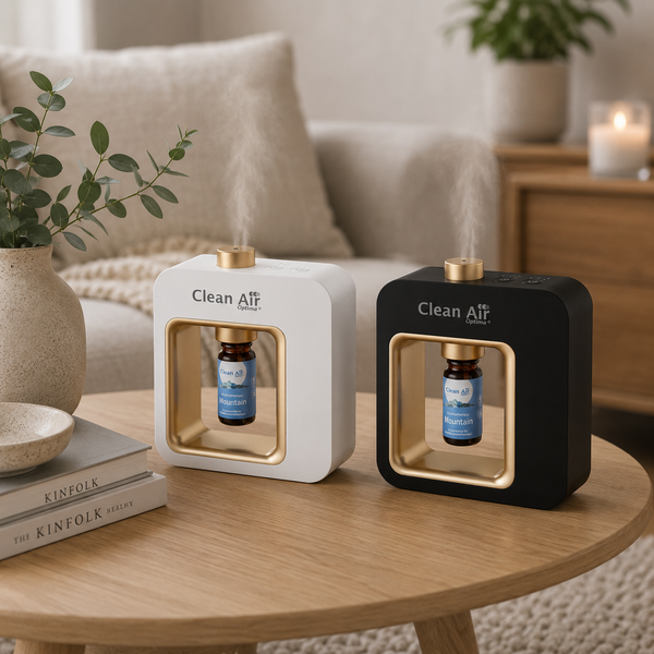 Clean Air Optima AD-304B aroma-diffuser in wit en zwart, waterloos en stil, met zichtbare etherische olie nevel op houten tafel
