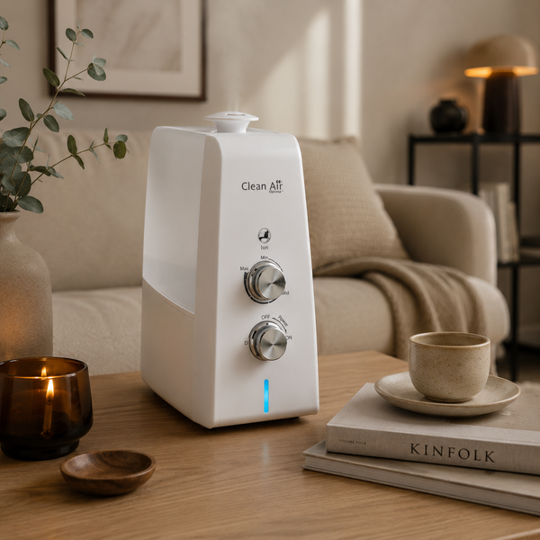 Witte Clean Air Optima luchtbevochtiger in woonkamer met stoom