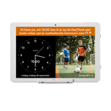 DayClock wit scherm met video van kleinzoon voetballen en weerbericht