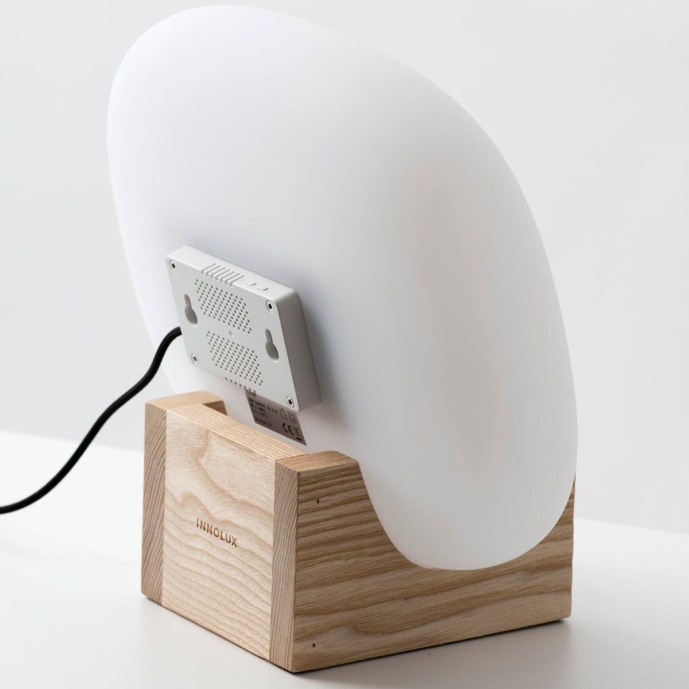 Achterkant Innolux Lempi lamp met gegraveerd logo en elektronische componenten