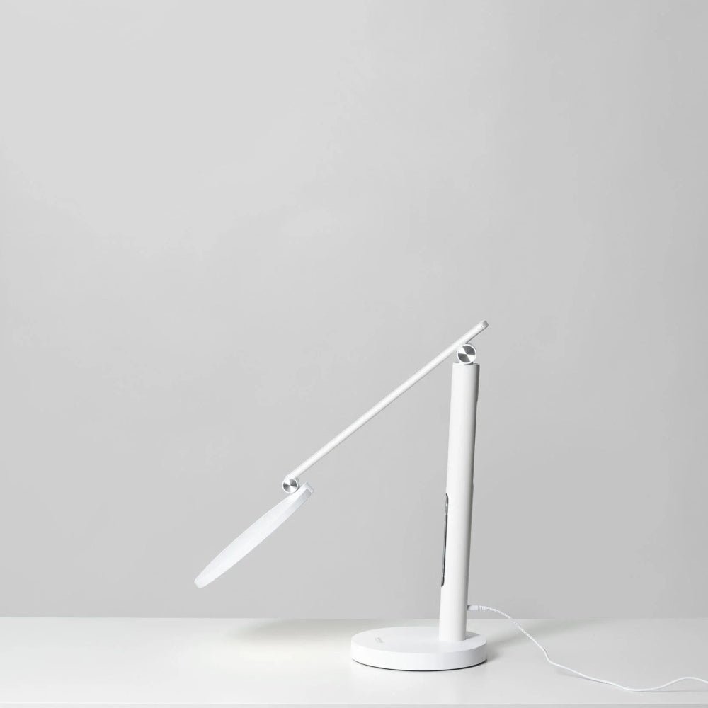 Zijprofiel witte Innolux Oslo lamp met gebogen flexibele arm