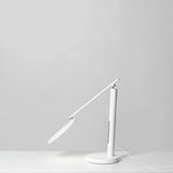 Zijprofiel witte Innolux Oslo lamp met gebogen flexibele arm