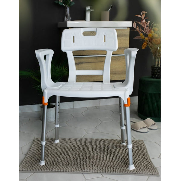 King douchestoel vrij in badkamer