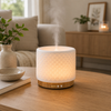 Lanaform Moya aroma diffuser met bamboe voet en keramiek, warm wit licht en nevel in woonkamer