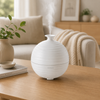 Medisana AD 620 aroma diffuser wit met ribbeltextuur en nevel in woonkamer