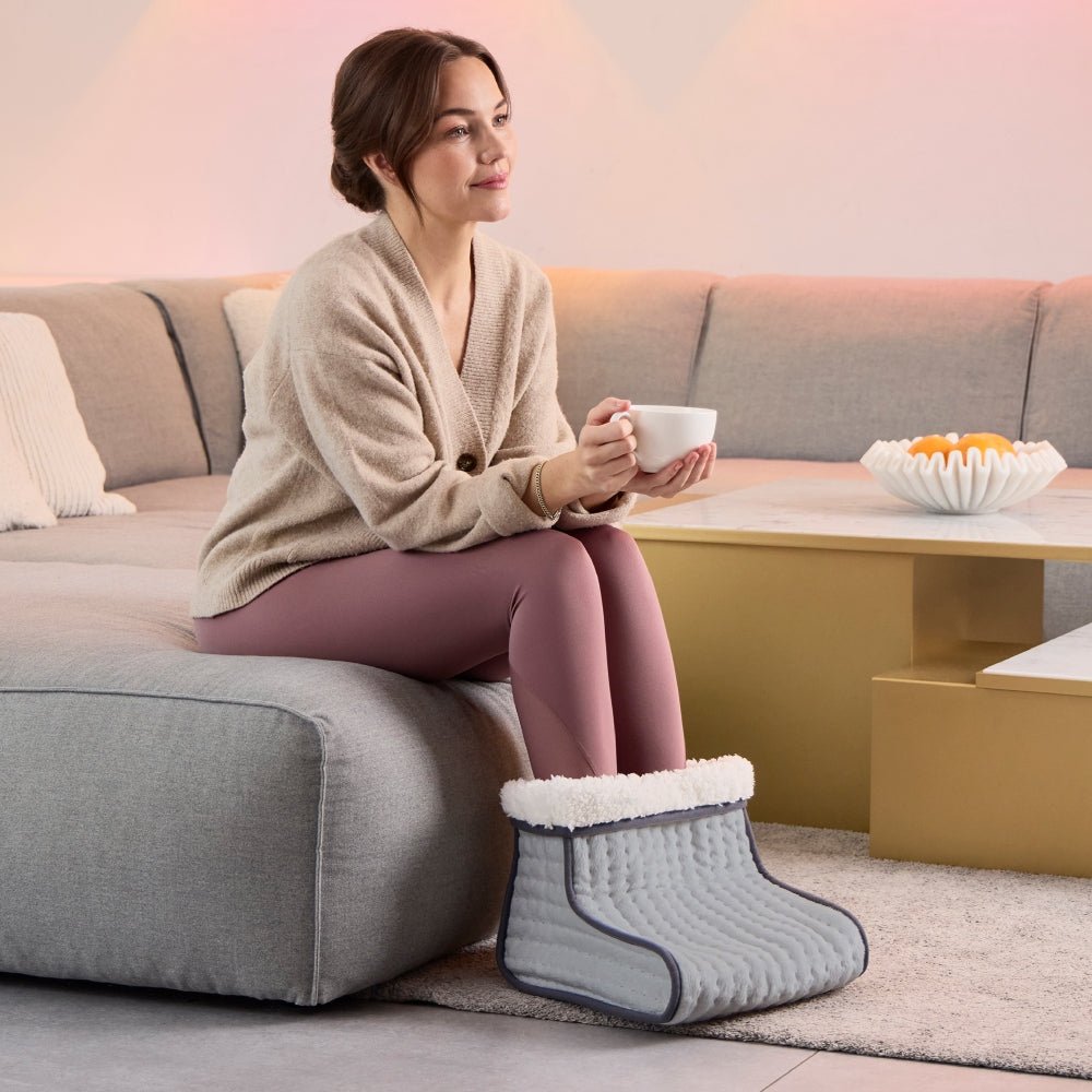Grijze voetenwarmer in woonkamer gebruikt voor ontspanning en warme voeten