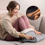 Vrouw gebruikt grijze Medisana voetenwarmer op schoot met close-up van comfort