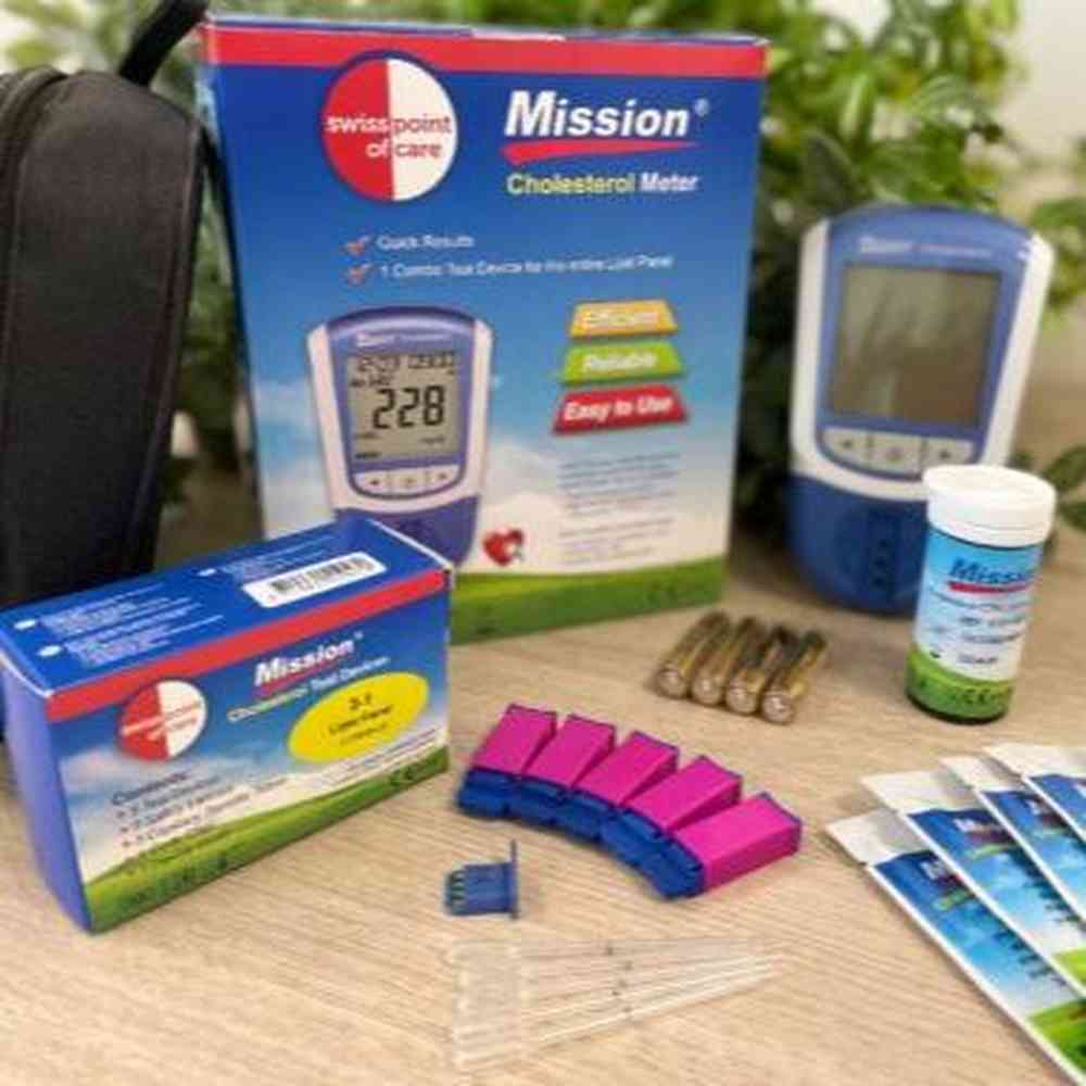 Mission cholesterolmeter set op houten tafel inclusief teststrips en accessoires