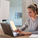 Beurer TL 35 daglichtlamp in werkomgeving naast laptop met warm licht