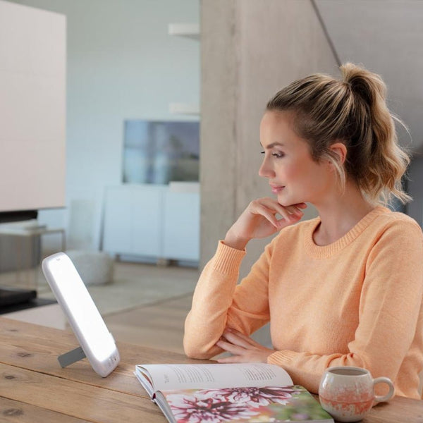 Beurer TL 35 Lichttherapielamp met dimmer - gebruik tijdens het lezen - BEUTL35-Shopvoorgezondheid