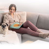 Medisana HP 517 warmtekussen - dame op de bank met warmte kussen en hondje - shopvoorgezondheid