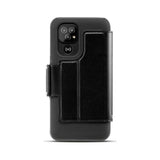 Zwarte Doro hoes op Doro 8100 smartphone met camera opening en naadwerk