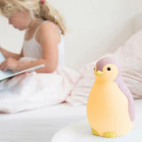 Geel-witte Zazu pinguïn lampje bij lezend meisje op bed