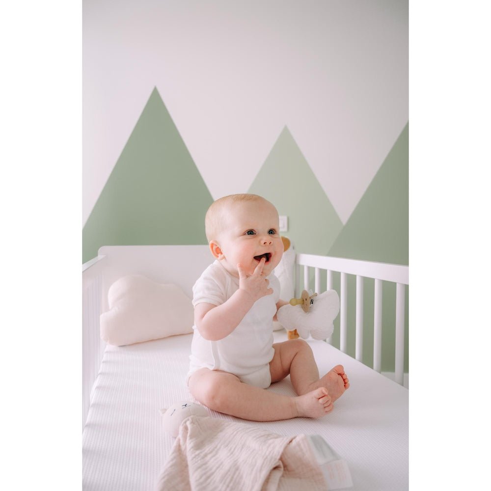 Wit AirgoSafe hoeslaken met mesh-structuur op babywieg matras