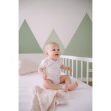 Baby in wieg met wit AirgoSafe hoeslaken voor optimale luchtcirculatie