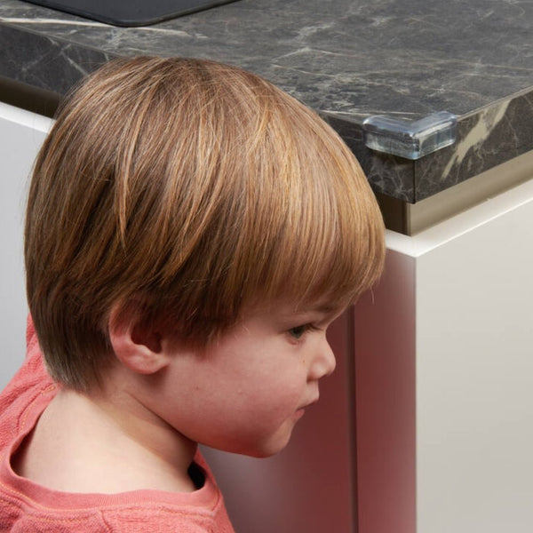 Transparante hoekbeschermer aan keukenkast voor kinderveiligheid