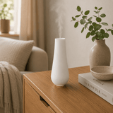 Witte Stadler Form Tina aroma diffuser met geurbol-systeem op houten nachtkastje
