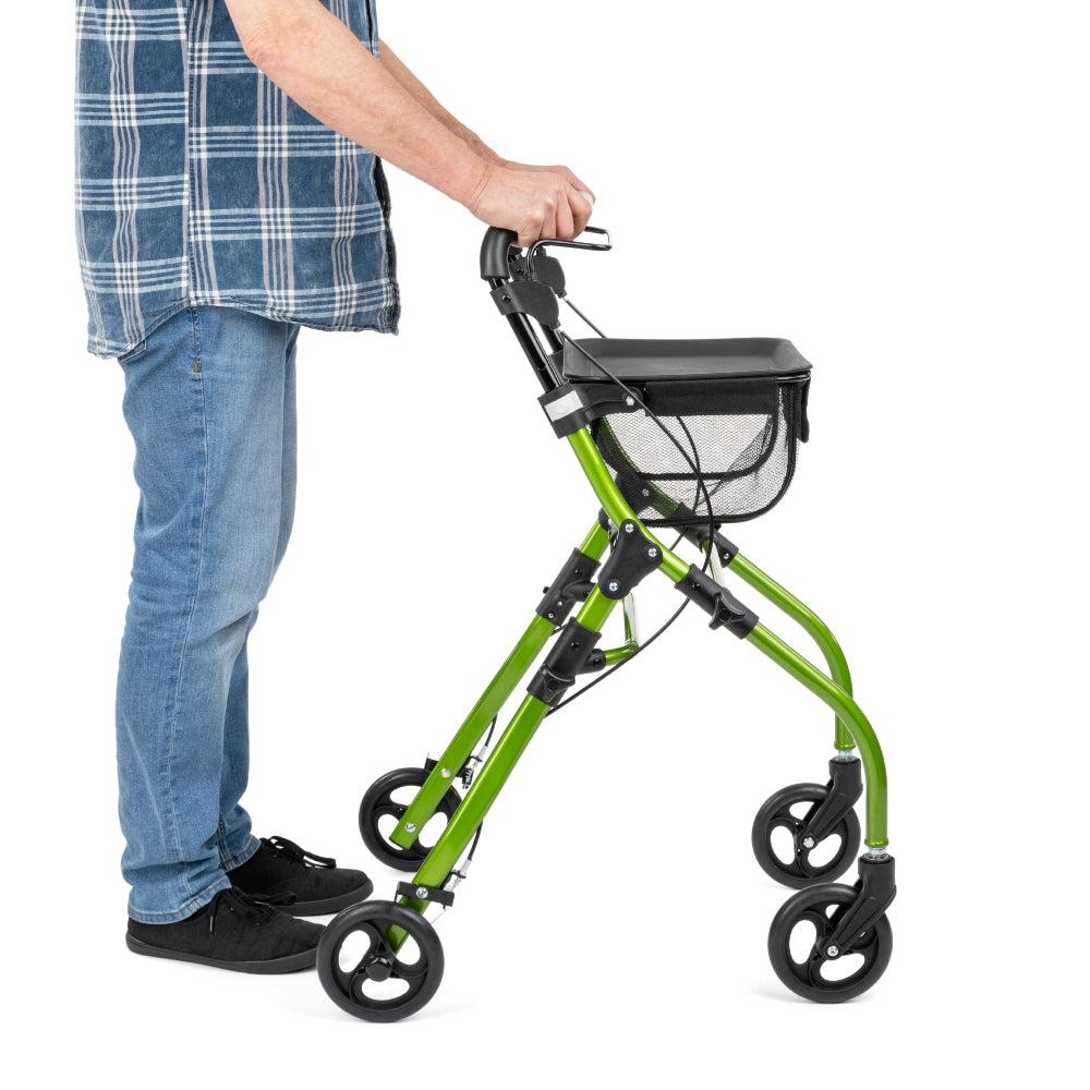Groene Timago Pedro rollator met dienblad en tas, gebruikt door persoon