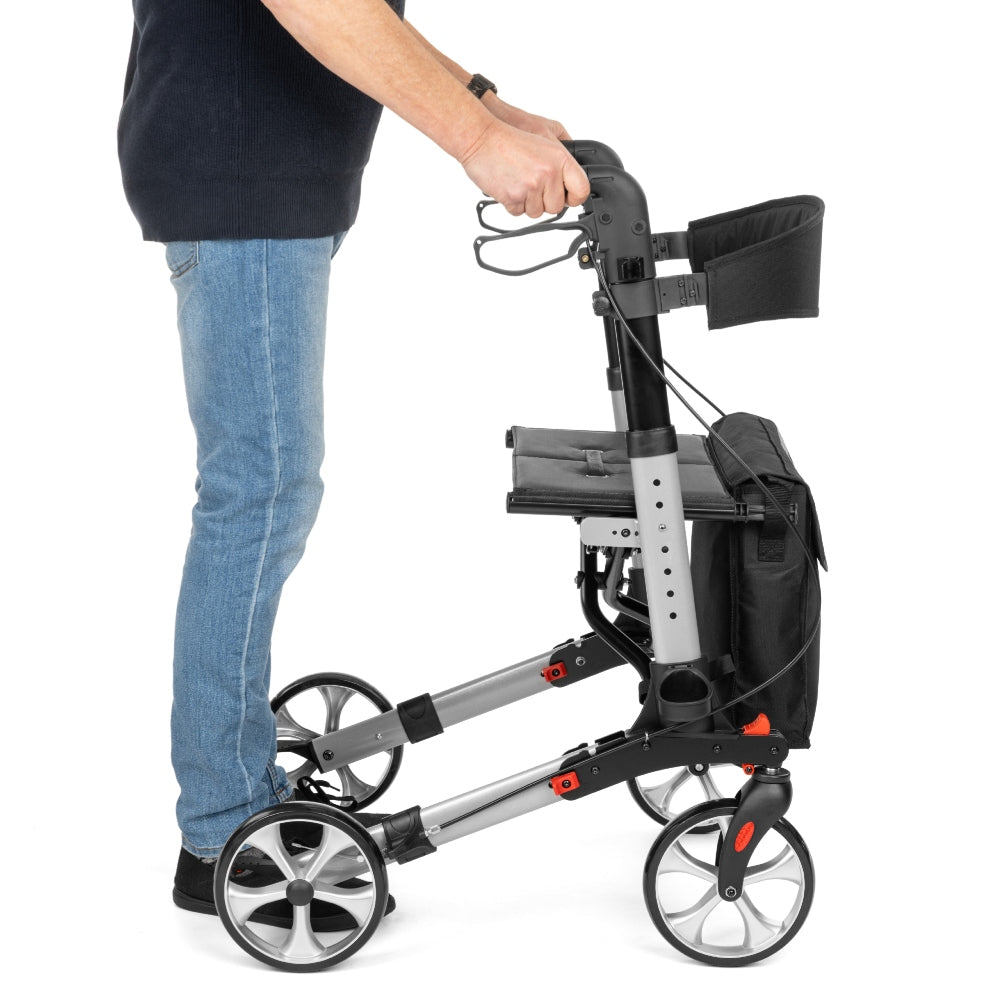 Timago Yola rollator wandelen: gebruiker houdt handvatten vast met zichtbare wandelstokhouder