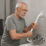 Witte Timago wandbeugel 30 cm in gebruik door oudere man in badkamer