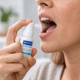 Vrouw gebruikt Vitis Droge Mond mondspray tegen droge mond