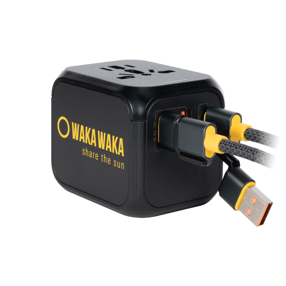 Waka Waka reisstekker in gebruik met USB-C en USB-A kabels aangesloten