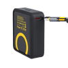 Afneembare hoes van zwarte Waka Waka Power 10 powerbank getoond met gereedschap