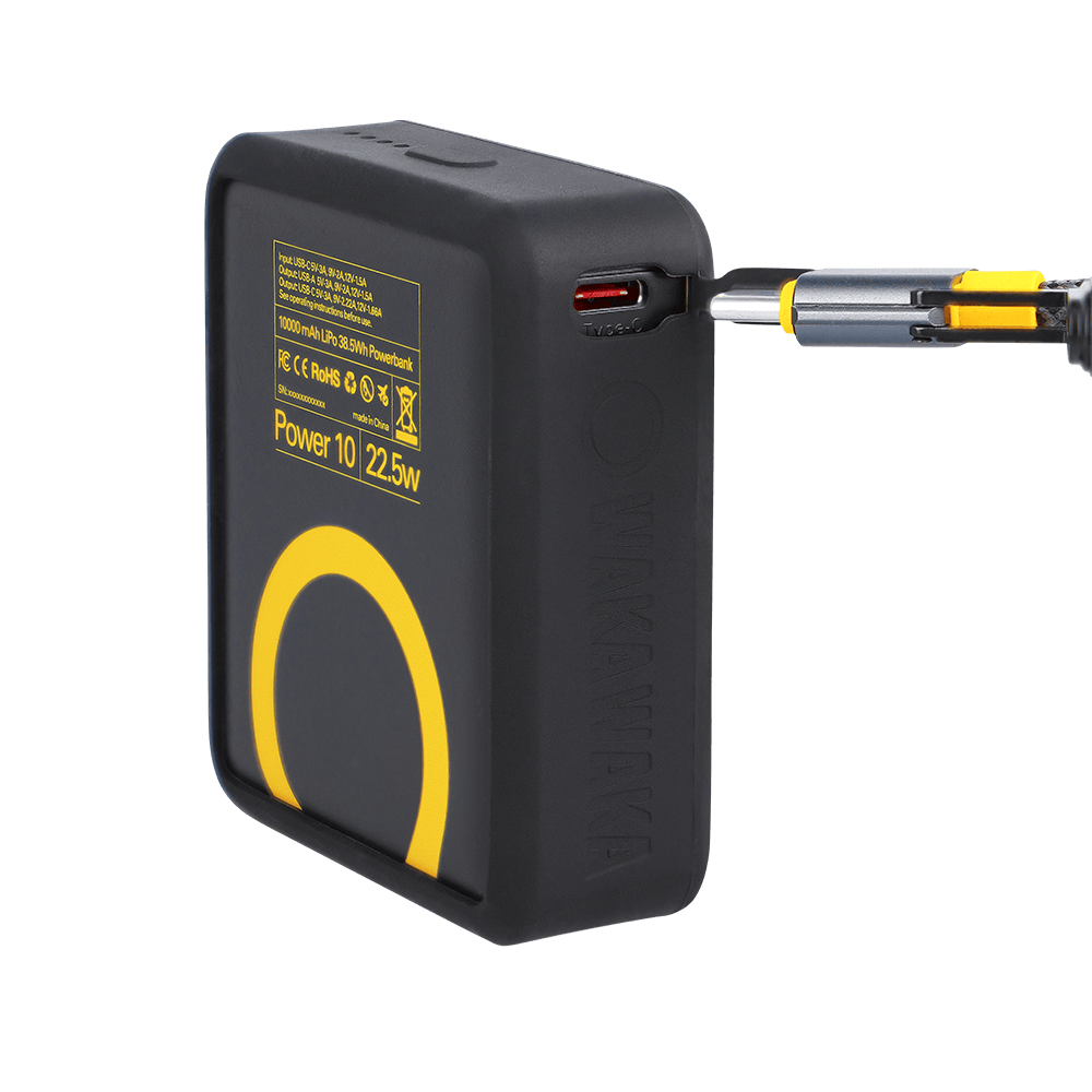 Afneembare hoes van zwarte Waka Waka Power 10 powerbank getoond met gereedschap