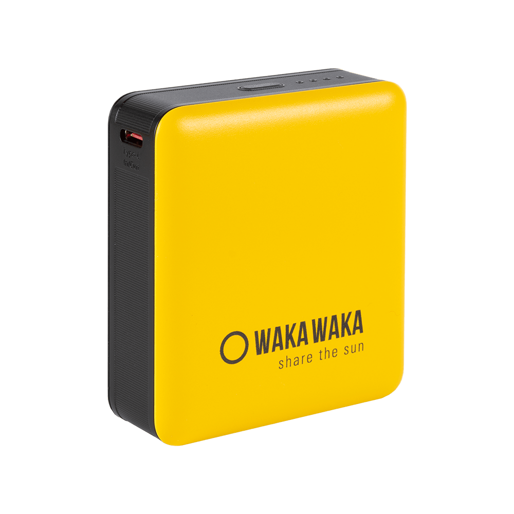 Voorkant zwarte Waka Waka Power 10 powerbank met geel paneel, LED-indicatoren en USB-C poort