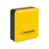 Voorkant zwarte Waka Waka Power 10 powerbank met geel paneel, LED-indicatoren en USB-C poort