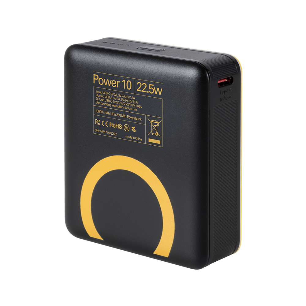 Achterkant zwarte Waka Waka Power 10 powerbank met geel label, certificeringen en geribbelde zijkant