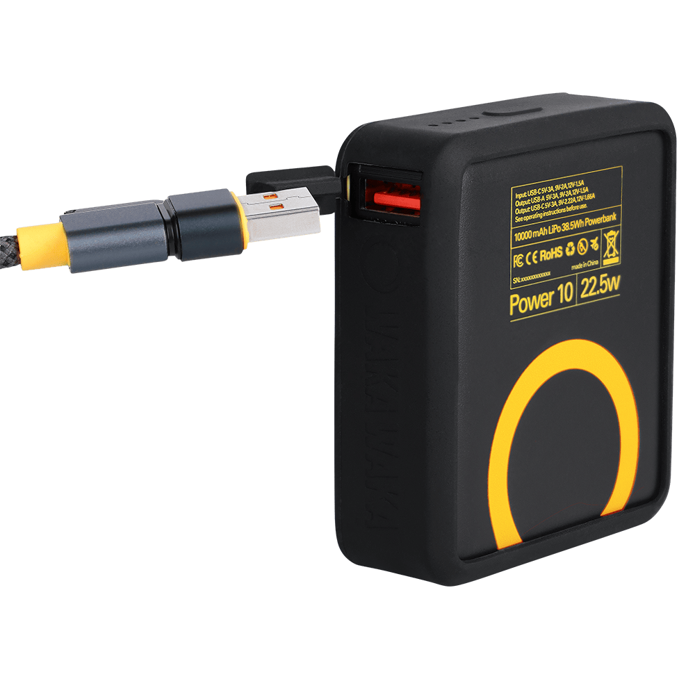 Zwarte Waka Waka Power 10 powerbank met USB-C kabel en technische specificaties op achterkant