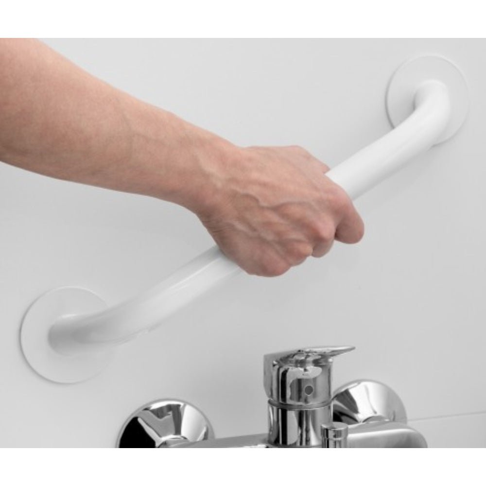 Close-up witte horizontale wandbeugel voor ondersteuning in douche