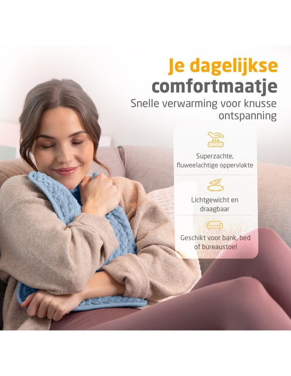 Warmtekussen vrouw op bank close up