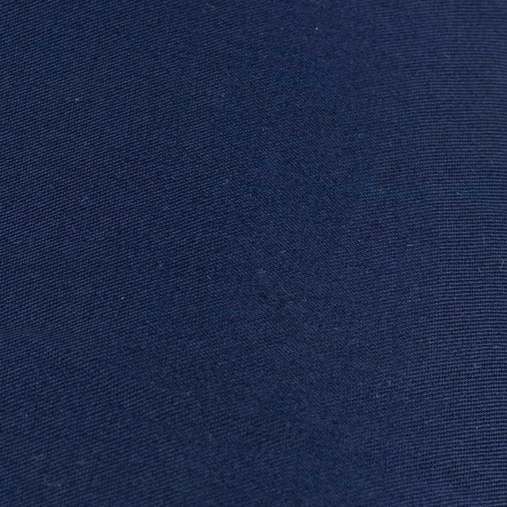 Donkerblauw katoenen dekbedovertrek close-up fijne horizontale weefstrepen